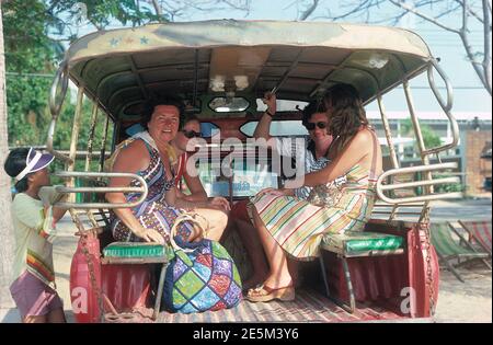 Thailand. Pattaya. Touristen auf `Baht' Bus. Stockfoto